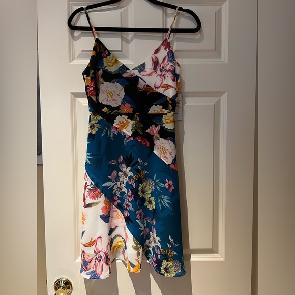 Brand new Guess Floral Print Dress Size 2 - Picture 8 of 8